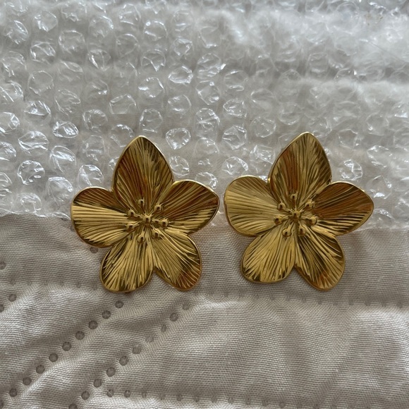 Elegant Gold Flower Earrings - Picture 2 of 4
